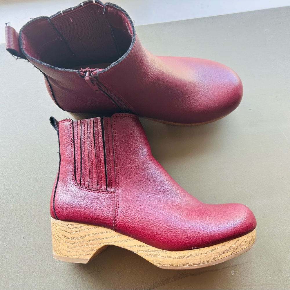 Universal Thread clogs size 6.5 Burgundy